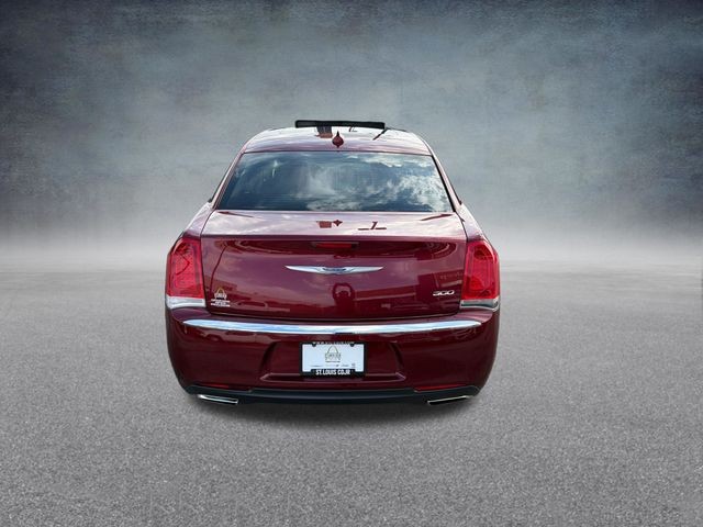 Chrysler 300 Vehicle Full-screen Gallery Image 09