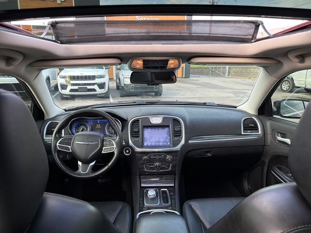Chrysler 300 Vehicle Full-screen Gallery Image 19
