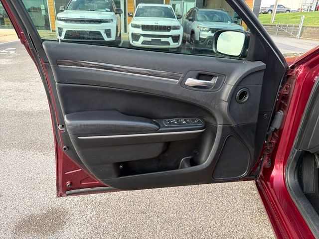 Chrysler 300 Vehicle Full-screen Gallery Image 22