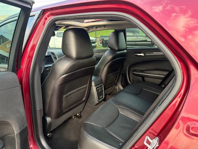 Chrysler 300 Vehicle Full-screen Gallery Image 23