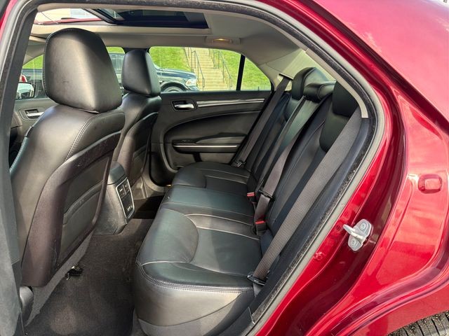 Chrysler 300 Vehicle Full-screen Gallery Image 24