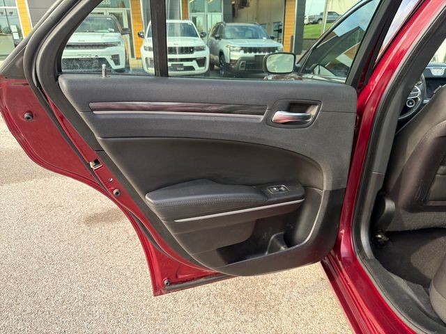 Chrysler 300 Vehicle Full-screen Gallery Image 25
