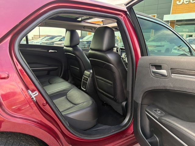 Chrysler 300 Vehicle Full-screen Gallery Image 28