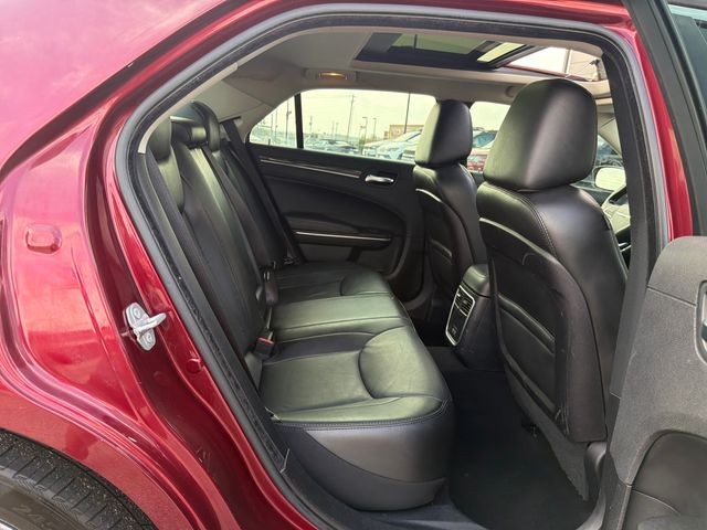 Chrysler 300 Vehicle Full-screen Gallery Image 30
