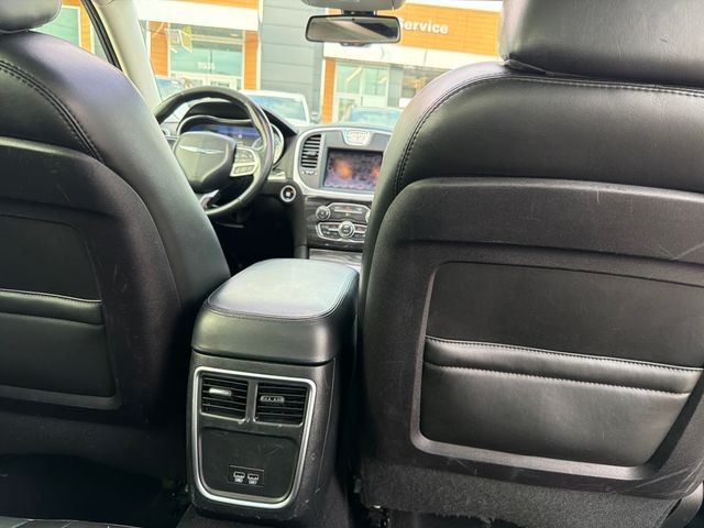 Chrysler 300 Vehicle Full-screen Gallery Image 31
