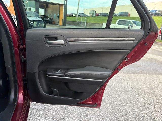Chrysler 300 Vehicle Full-screen Gallery Image 32