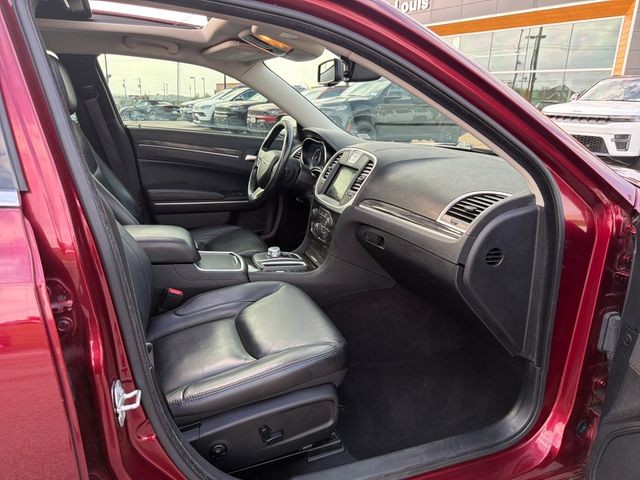 Chrysler 300 Vehicle Full-screen Gallery Image 33
