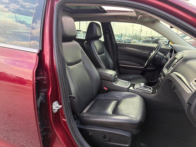 Chrysler 300 Vehicle Full-screen Gallery Image 34