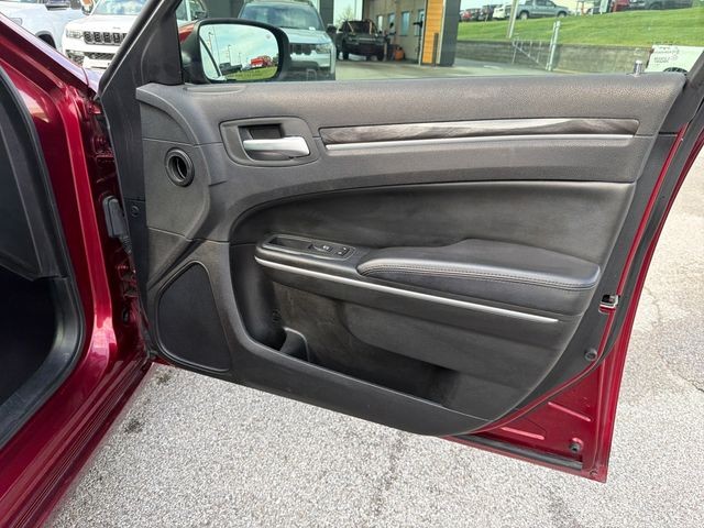 Chrysler 300 Vehicle Full-screen Gallery Image 35