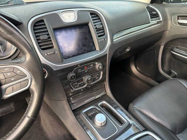 Chrysler 300 Vehicle Full-screen Gallery Image 38