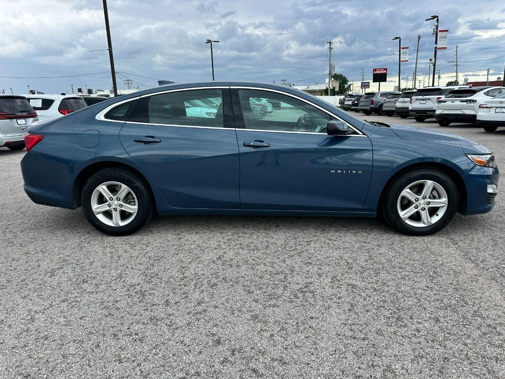 Chevrolet Malibu Vehicle Full-screen Gallery Image 02