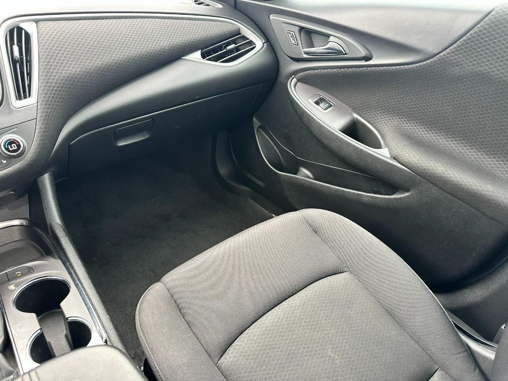 Chevrolet Malibu Vehicle Full-screen Gallery Image 14