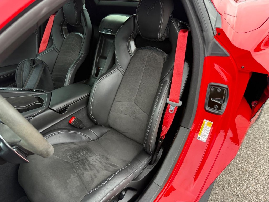 Chevrolet Corvette Vehicle Full-screen Gallery Image 17