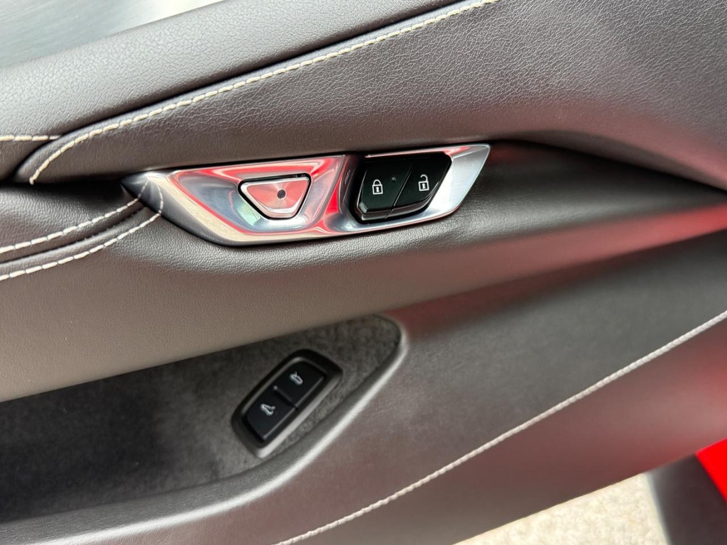 Chevrolet Corvette Vehicle Full-screen Gallery Image 20