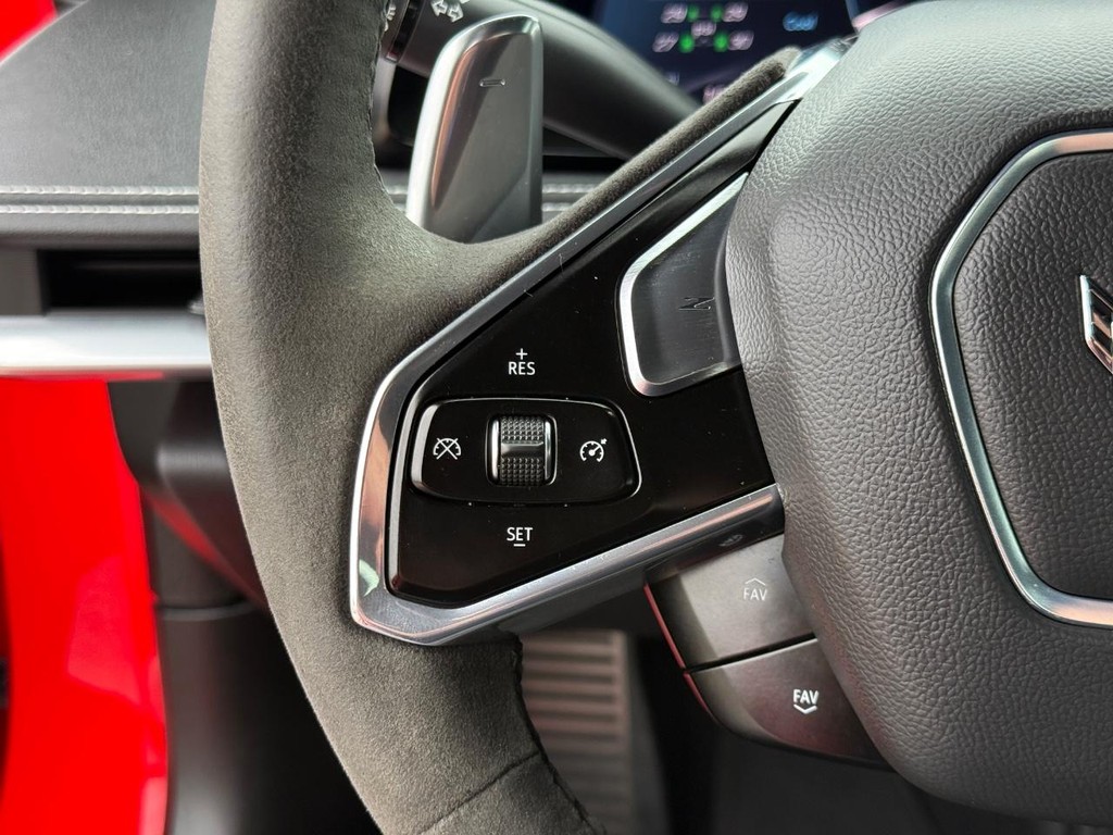Chevrolet Corvette Vehicle Full-screen Gallery Image 22