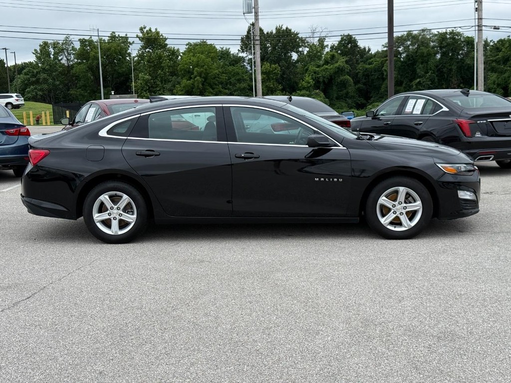 Chevrolet Malibu Vehicle Full-screen Gallery Image 02