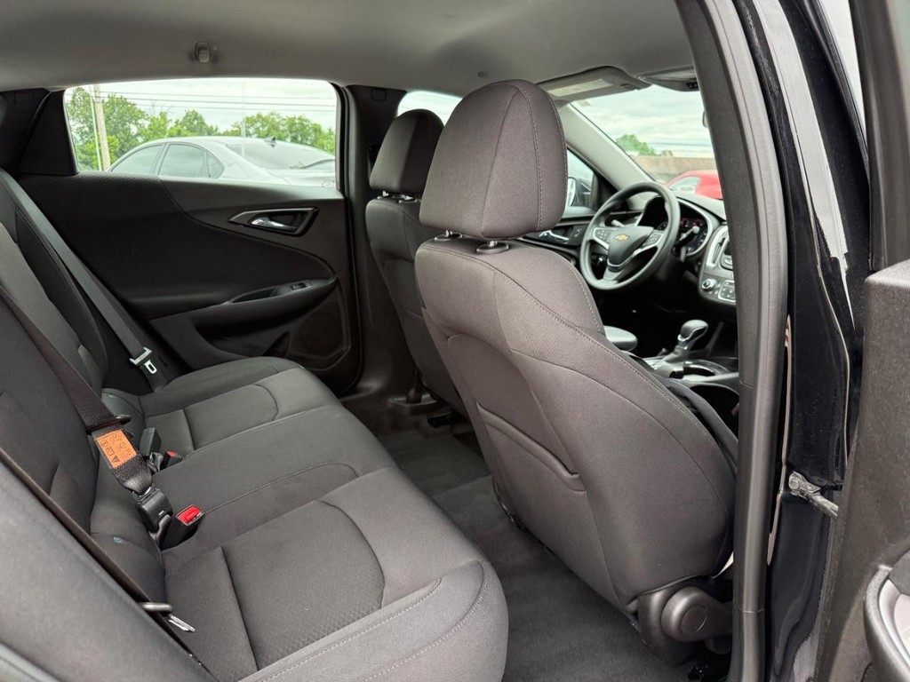 Chevrolet Malibu Vehicle Full-screen Gallery Image 12