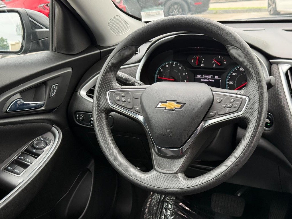 Chevrolet Malibu Vehicle Full-screen Gallery Image 14