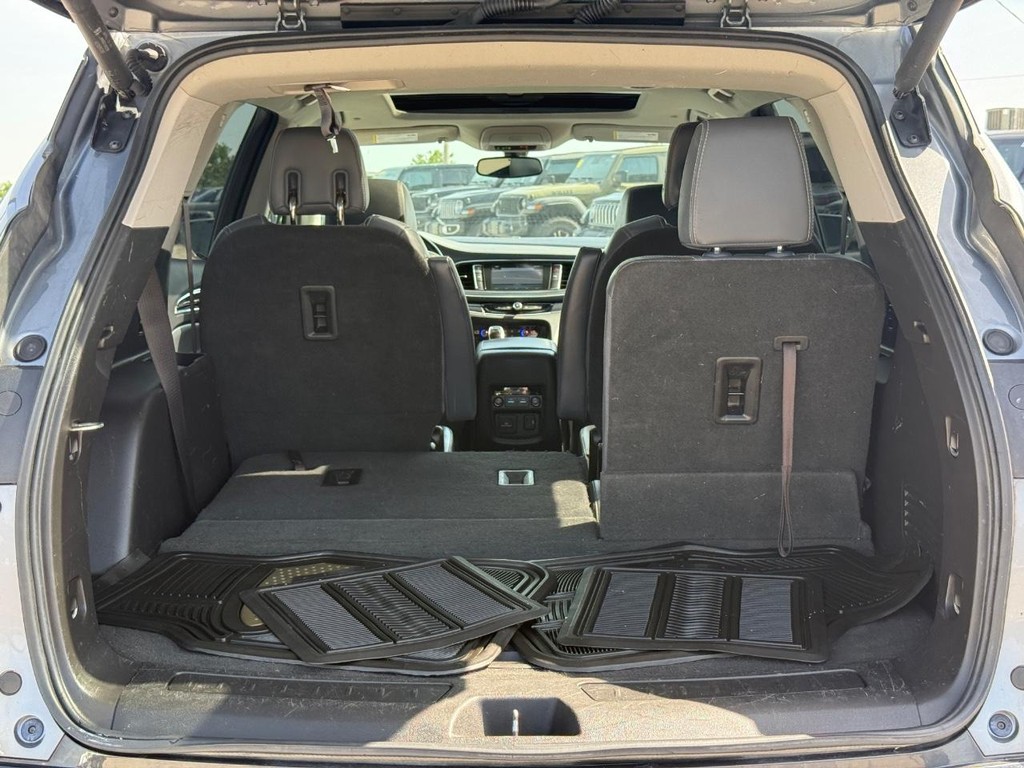 Buick Enclave Vehicle Full-screen Gallery Image 06