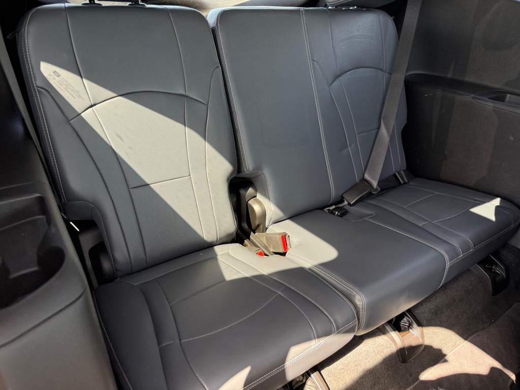 Buick Enclave Vehicle Full-screen Gallery Image 10