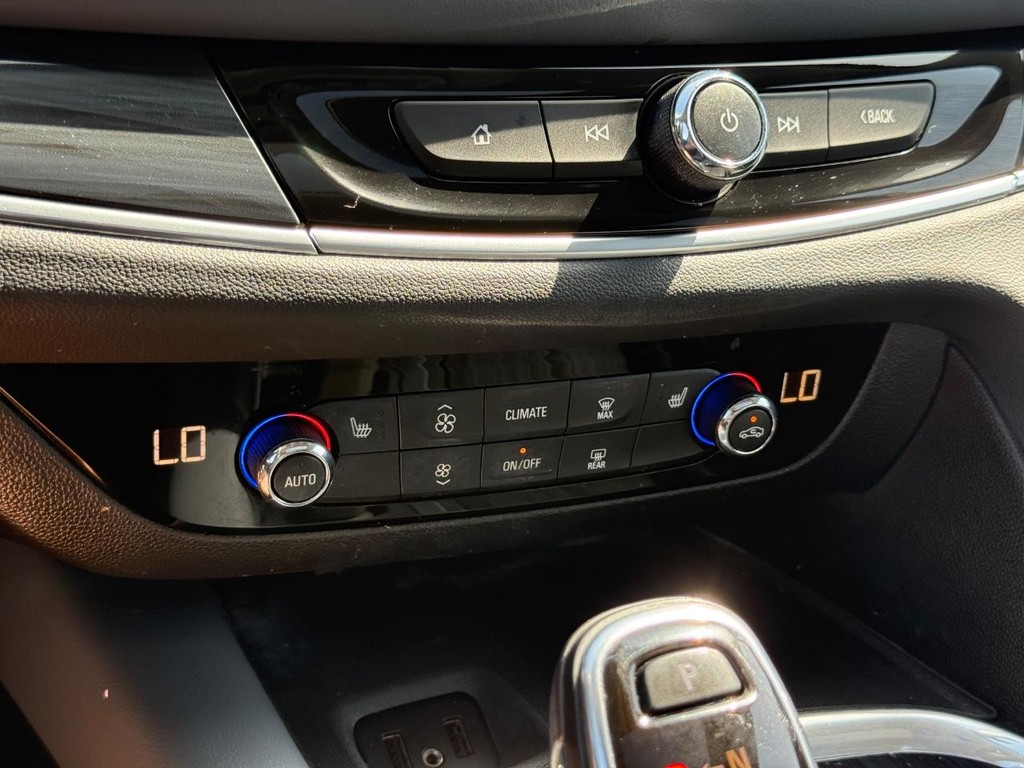 Buick Enclave Vehicle Full-screen Gallery Image 20