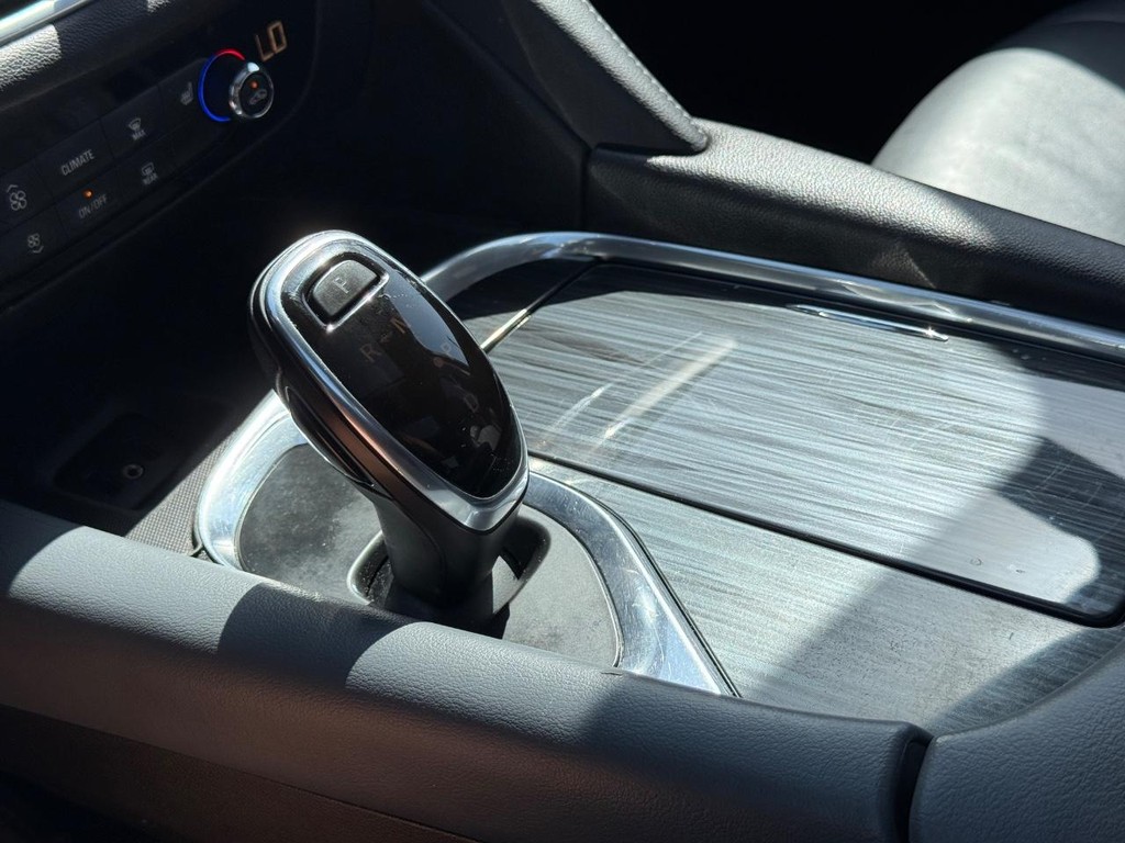 Buick Enclave Vehicle Full-screen Gallery Image 21