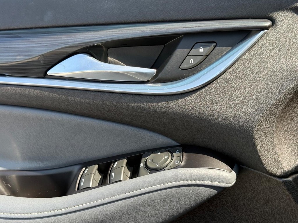 Buick Enclave Vehicle Full-screen Gallery Image 25