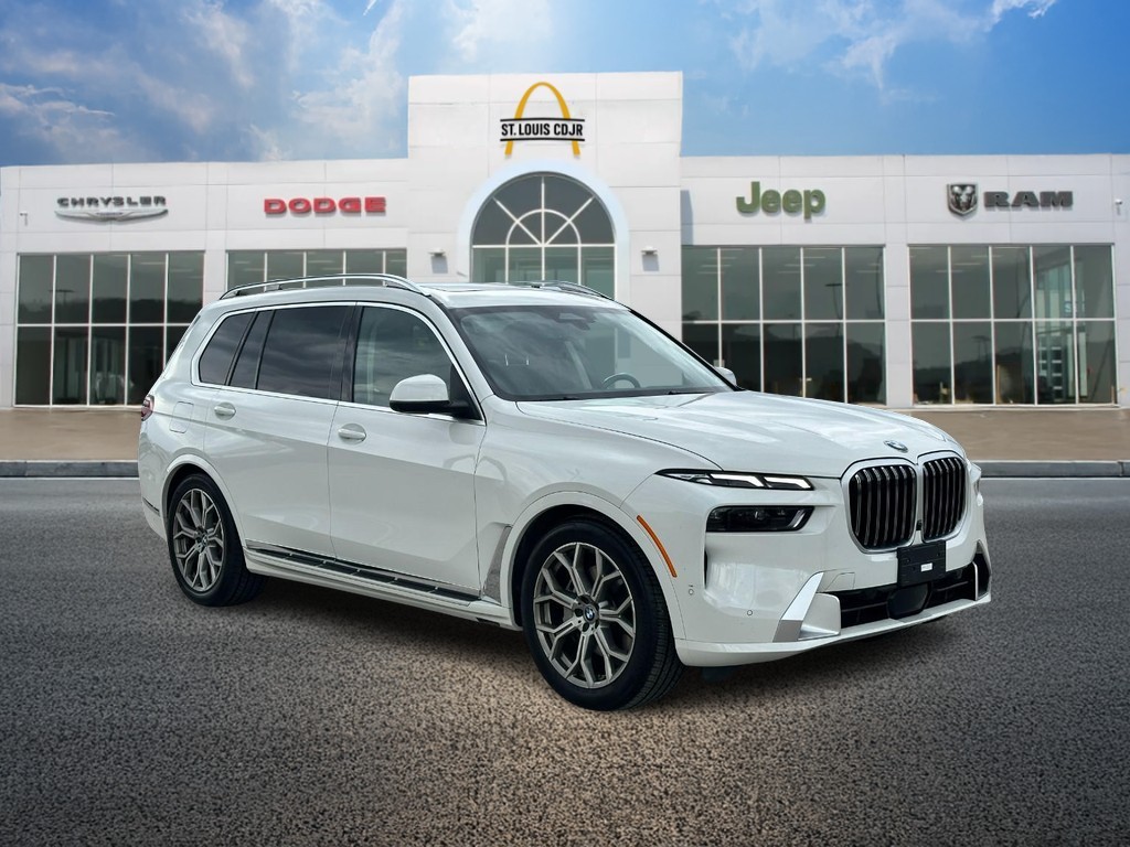 BMW X7 Vehicle Full-screen Gallery Image 01