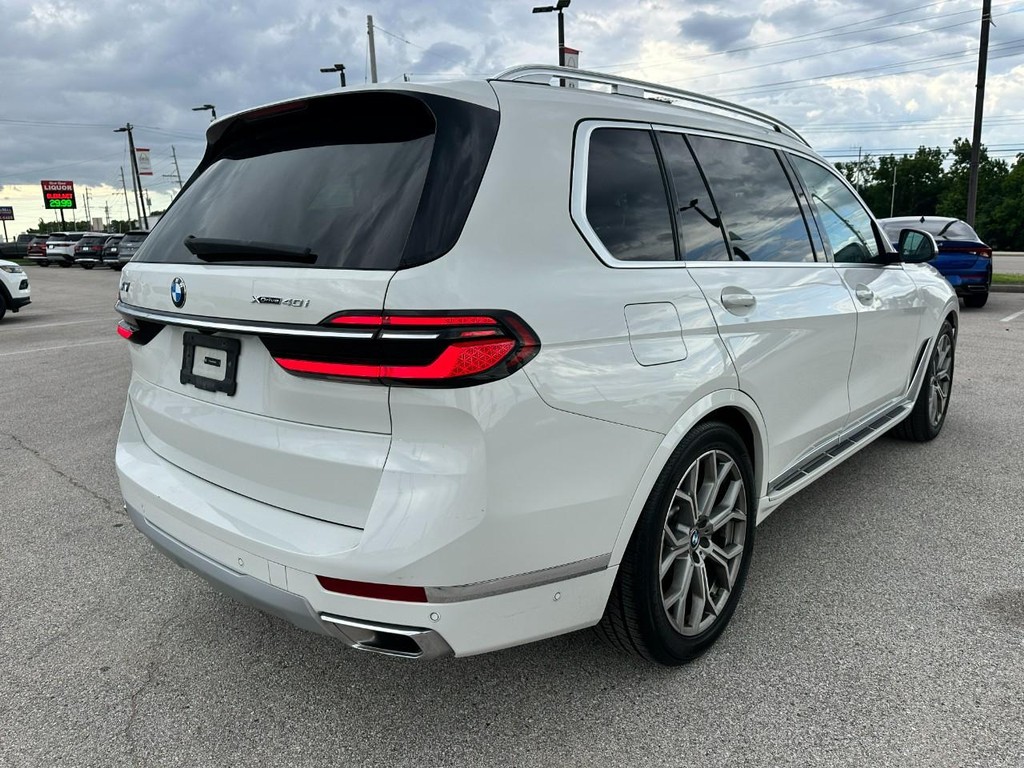 BMW X7 Vehicle Full-screen Gallery Image 02