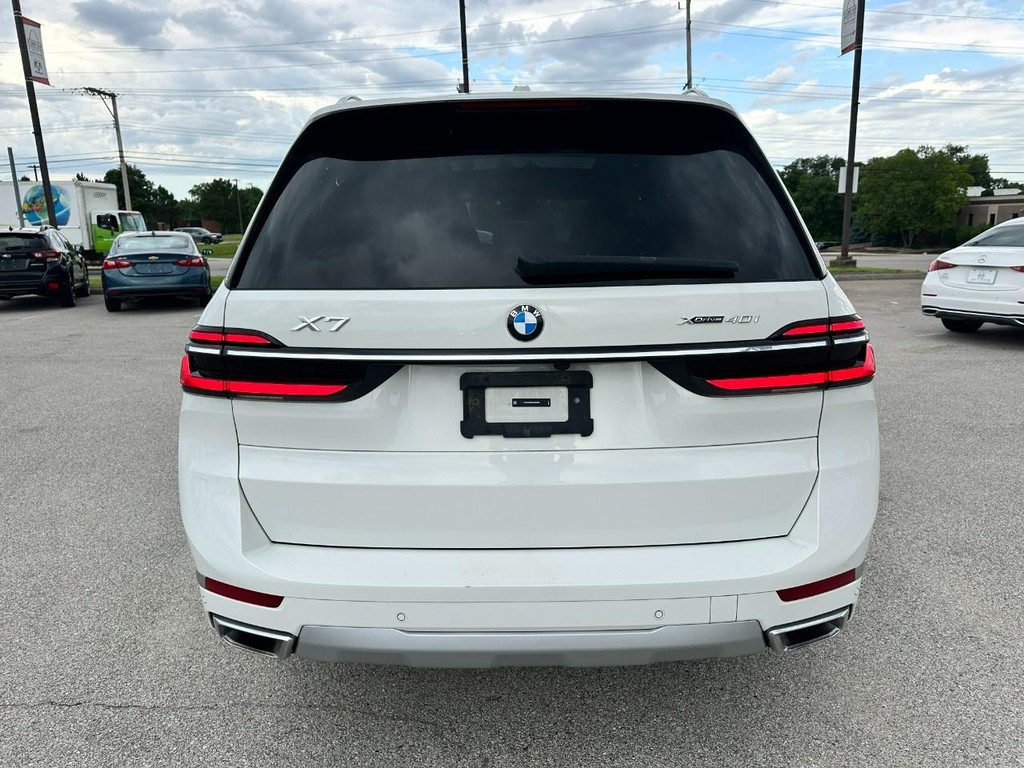 BMW X7 Vehicle Full-screen Gallery Image 03