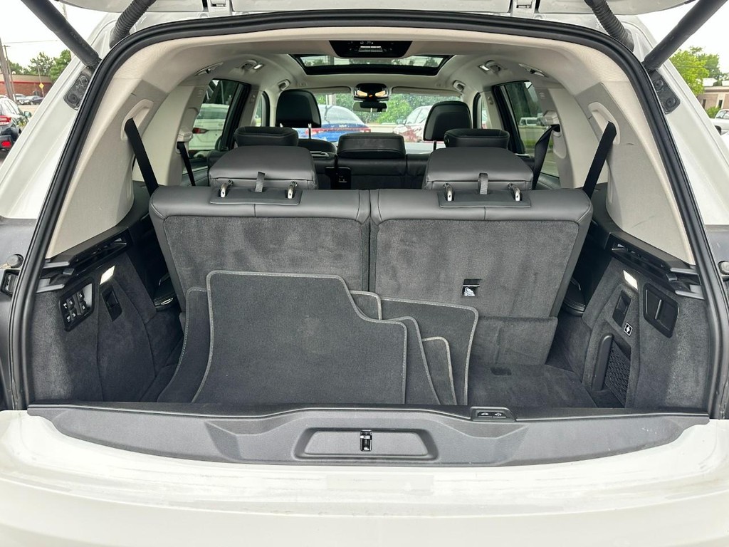 BMW X7 Vehicle Full-screen Gallery Image 04