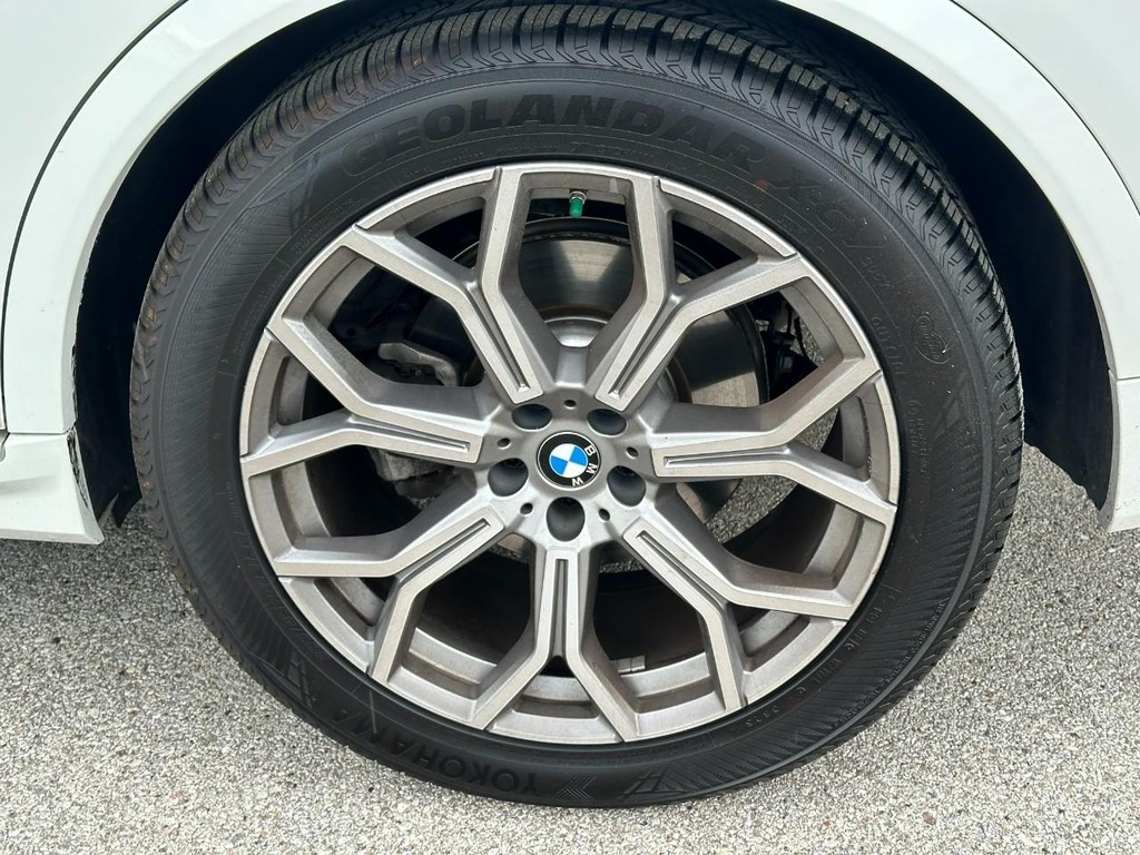 BMW X7 Vehicle Full-screen Gallery Image 05