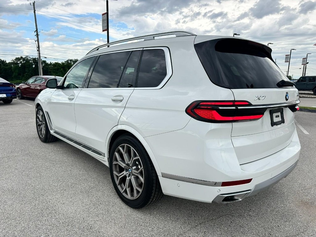 BMW X7 Vehicle Full-screen Gallery Image 06