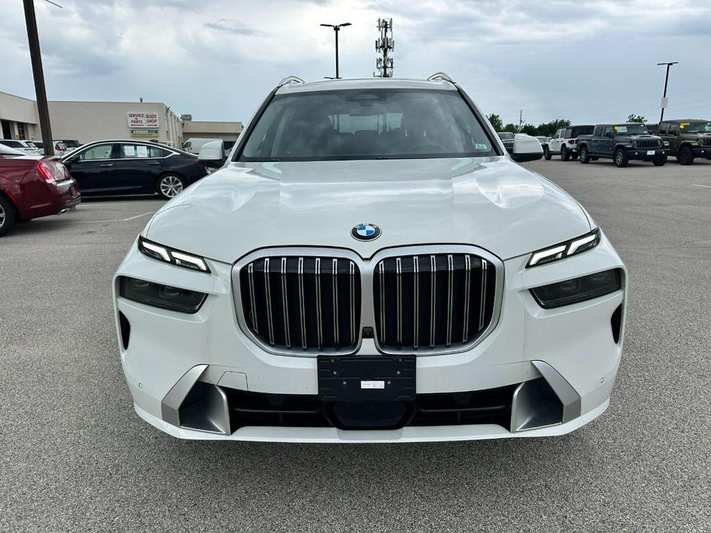 BMW X7 Vehicle Full-screen Gallery Image 08