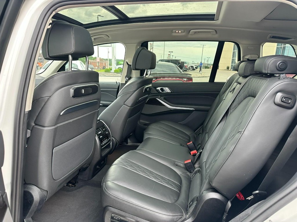 BMW X7 Vehicle Full-screen Gallery Image 09