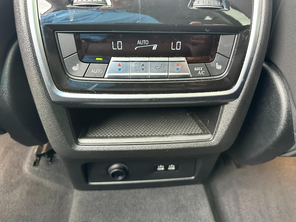 BMW X7 Vehicle Full-screen Gallery Image 10