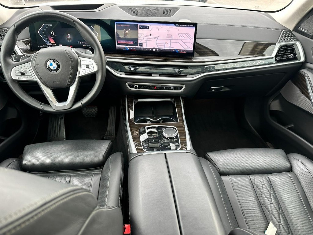 BMW X7 Vehicle Full-screen Gallery Image 12