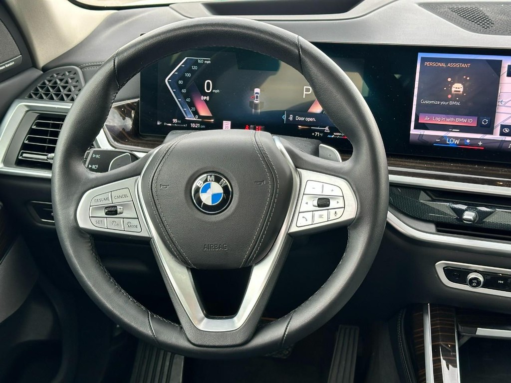 BMW X7 Vehicle Full-screen Gallery Image 13