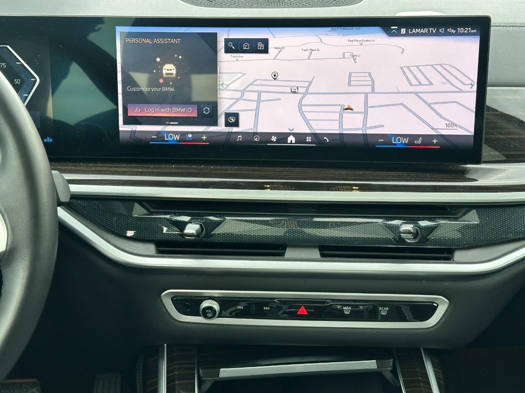 BMW X7 Vehicle Full-screen Gallery Image 14