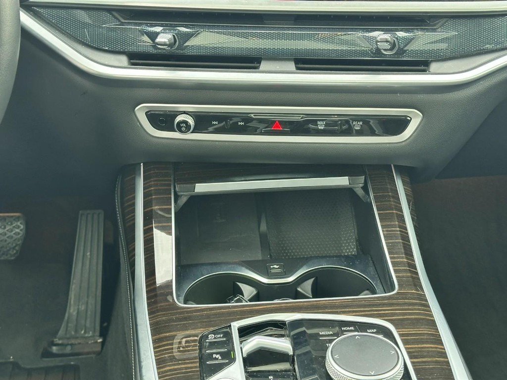 BMW X7 Vehicle Full-screen Gallery Image 15