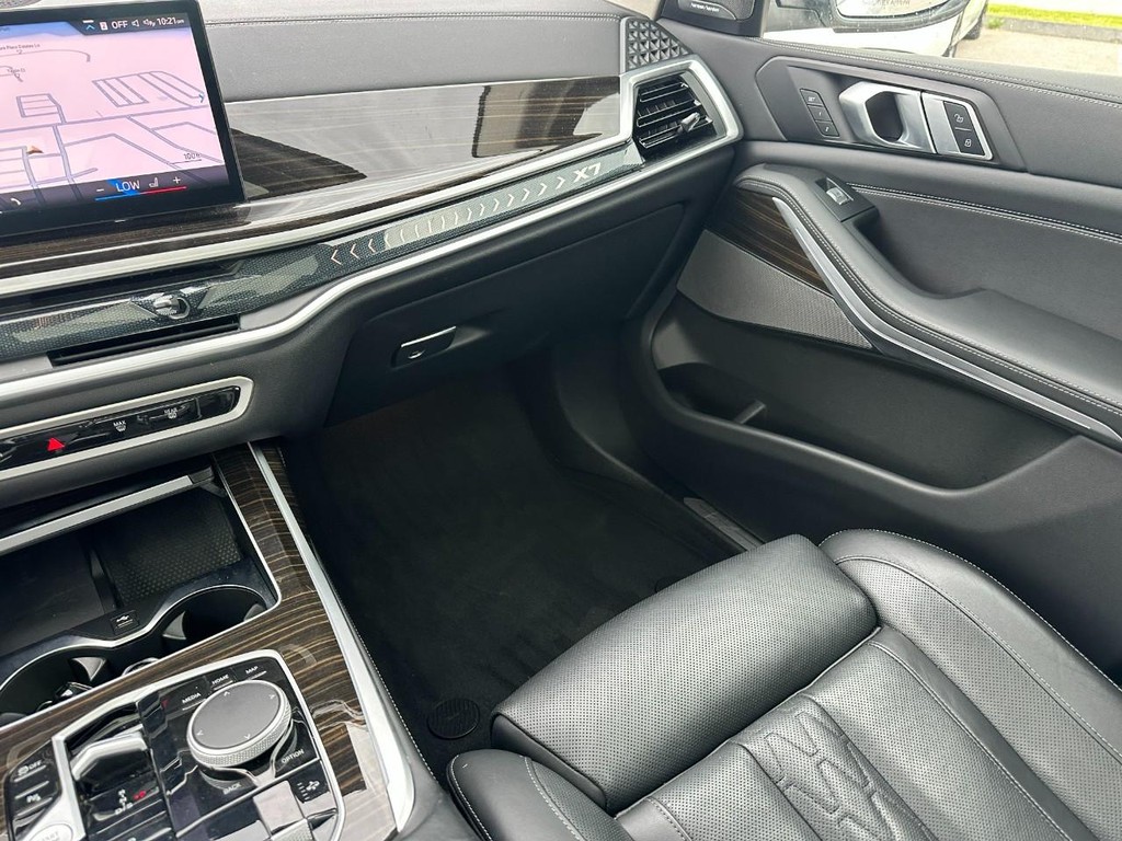 BMW X7 Vehicle Full-screen Gallery Image 16