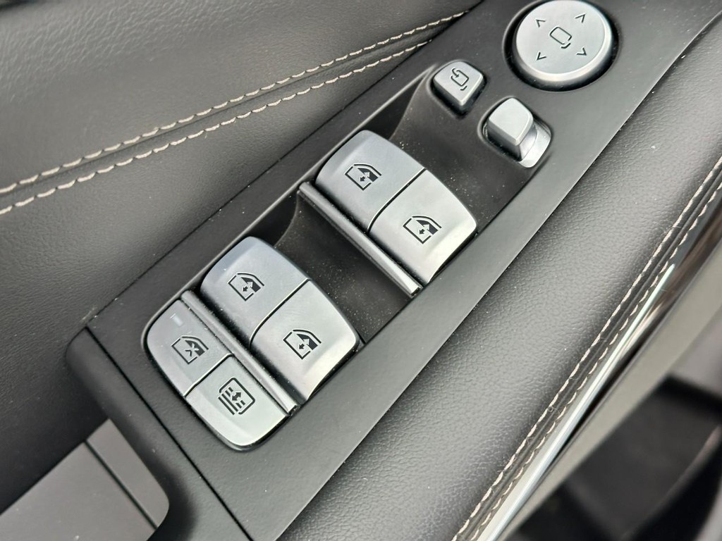BMW X7 Vehicle Full-screen Gallery Image 17