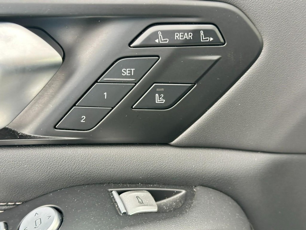 BMW X7 Vehicle Full-screen Gallery Image 18