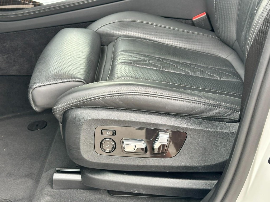 BMW X7 Vehicle Full-screen Gallery Image 19