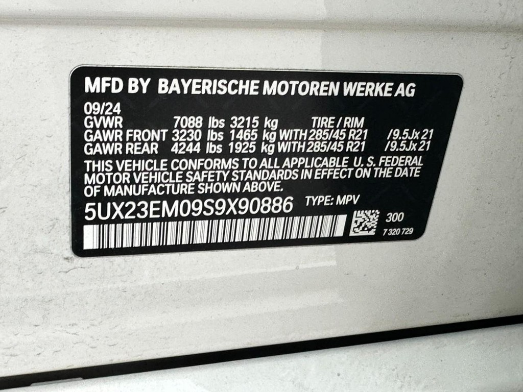 BMW X7 Vehicle Full-screen Gallery Image 24