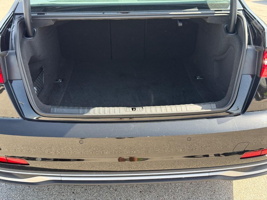 Audi A6 Sedan Vehicle Full-screen Gallery Image 06