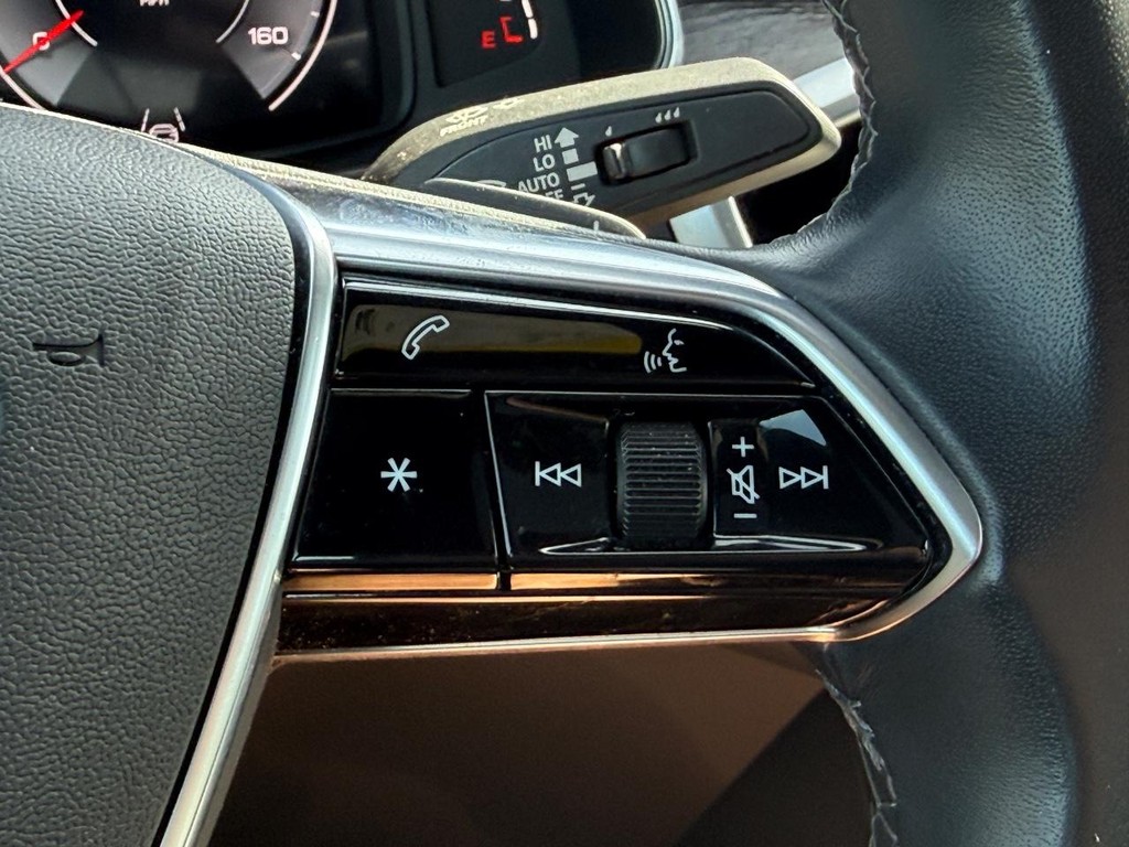 Audi A6 Sedan Vehicle Full-screen Gallery Image 15