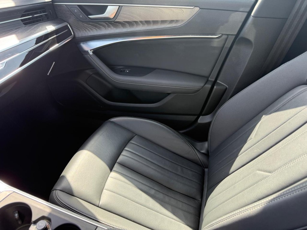 Audi A6 Sedan Vehicle Full-screen Gallery Image 21