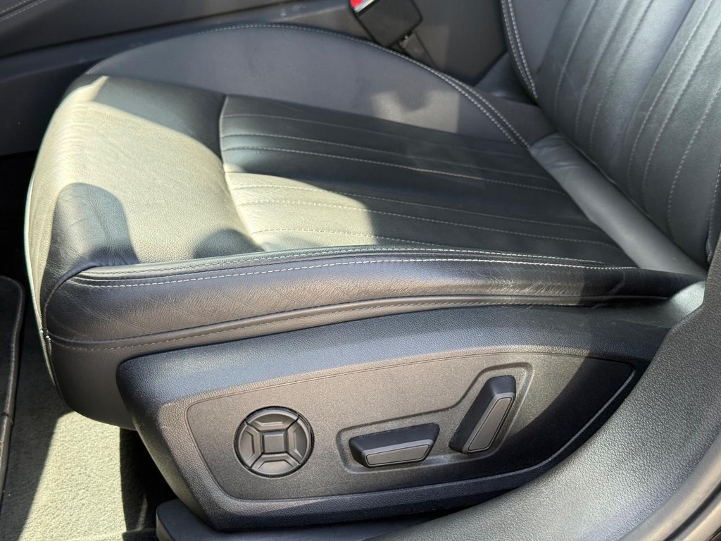 Audi A6 Sedan Vehicle Full-screen Gallery Image 26