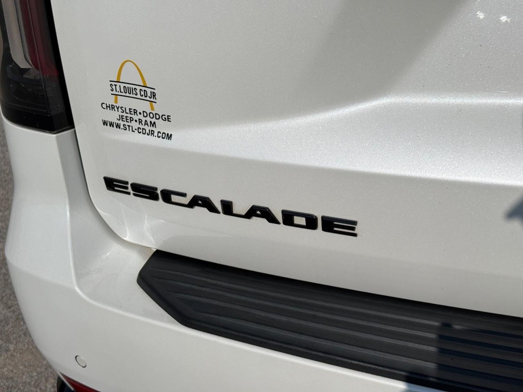 Cadillac Escalade Vehicle Full-screen Gallery Image 07